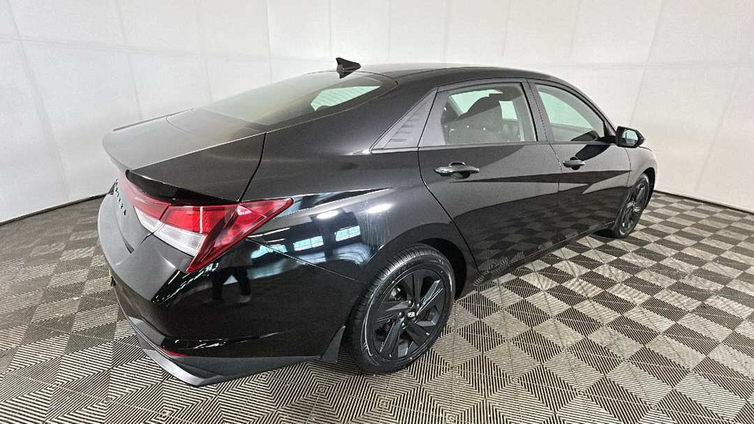 2022 Hyundai Elantra SEL - Image 3